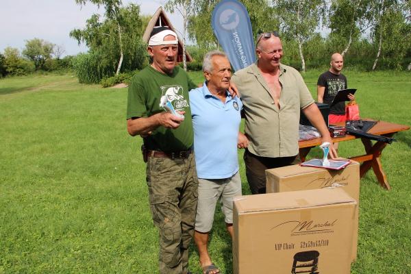 A büszke dijazottak a házigazdával 