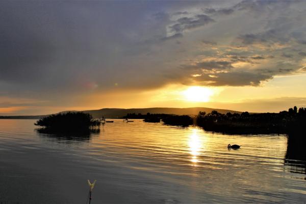 Lassan elbukik a nap