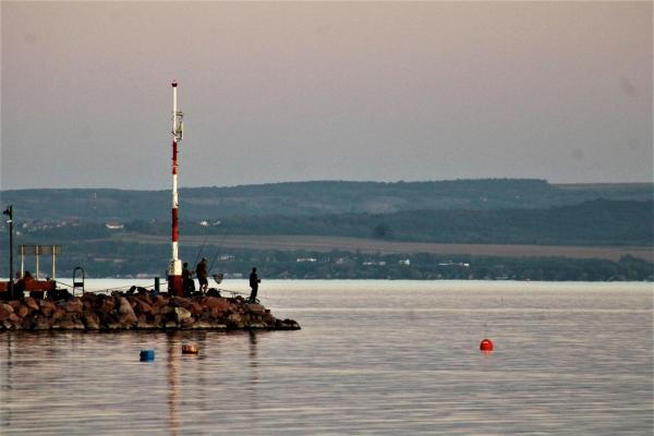 A mólón is zajlik az élet